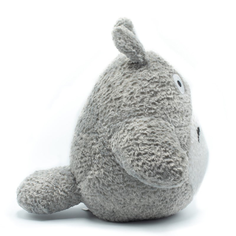 Graues Plüschtier in Totoro Form von der Seite gesehen