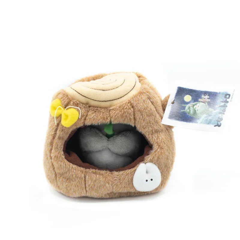 Plüschfigur Totoro in einem Baumstamm mit Etikett