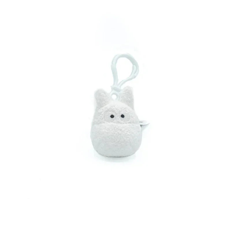 Weißer Plüsch Schlüsselanhänger in Form einer kleinen Totoro Figur