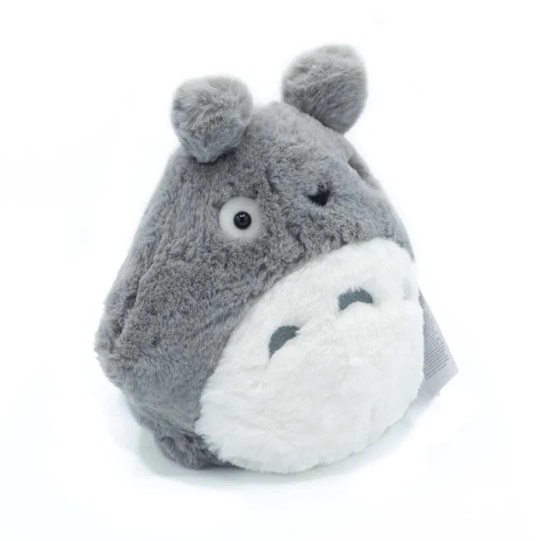 Graues und weisses Plueschtier in Form von Totoro