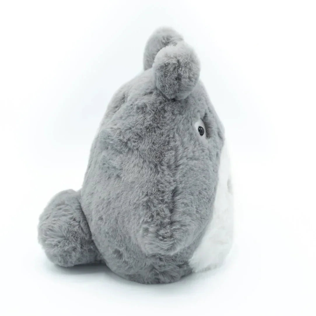Graues Plüschtier in Totoro Form von der Seite gesehen