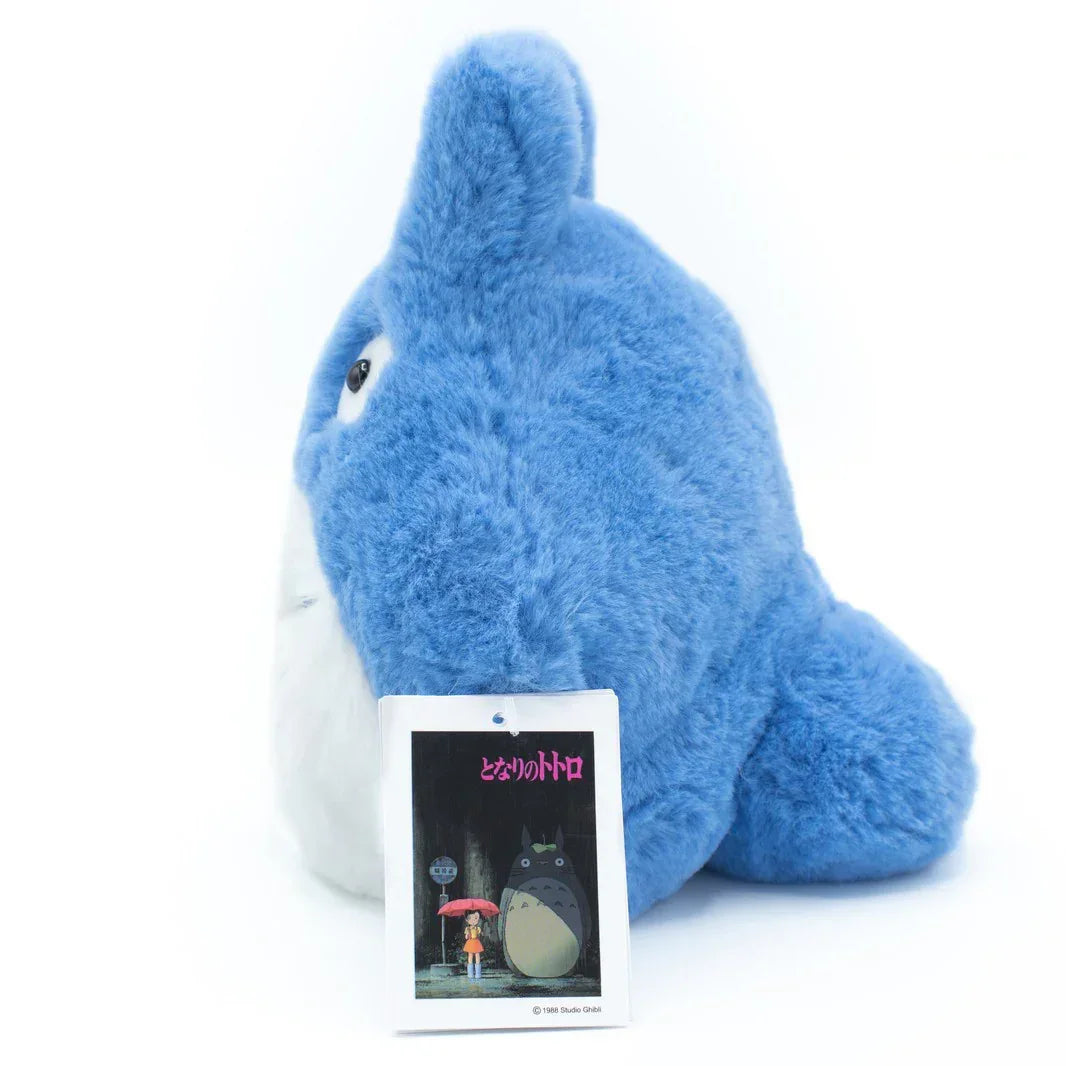 Blaues Plüschtier in Totoro Form mit angehängtem Studio Ghibli Etikett