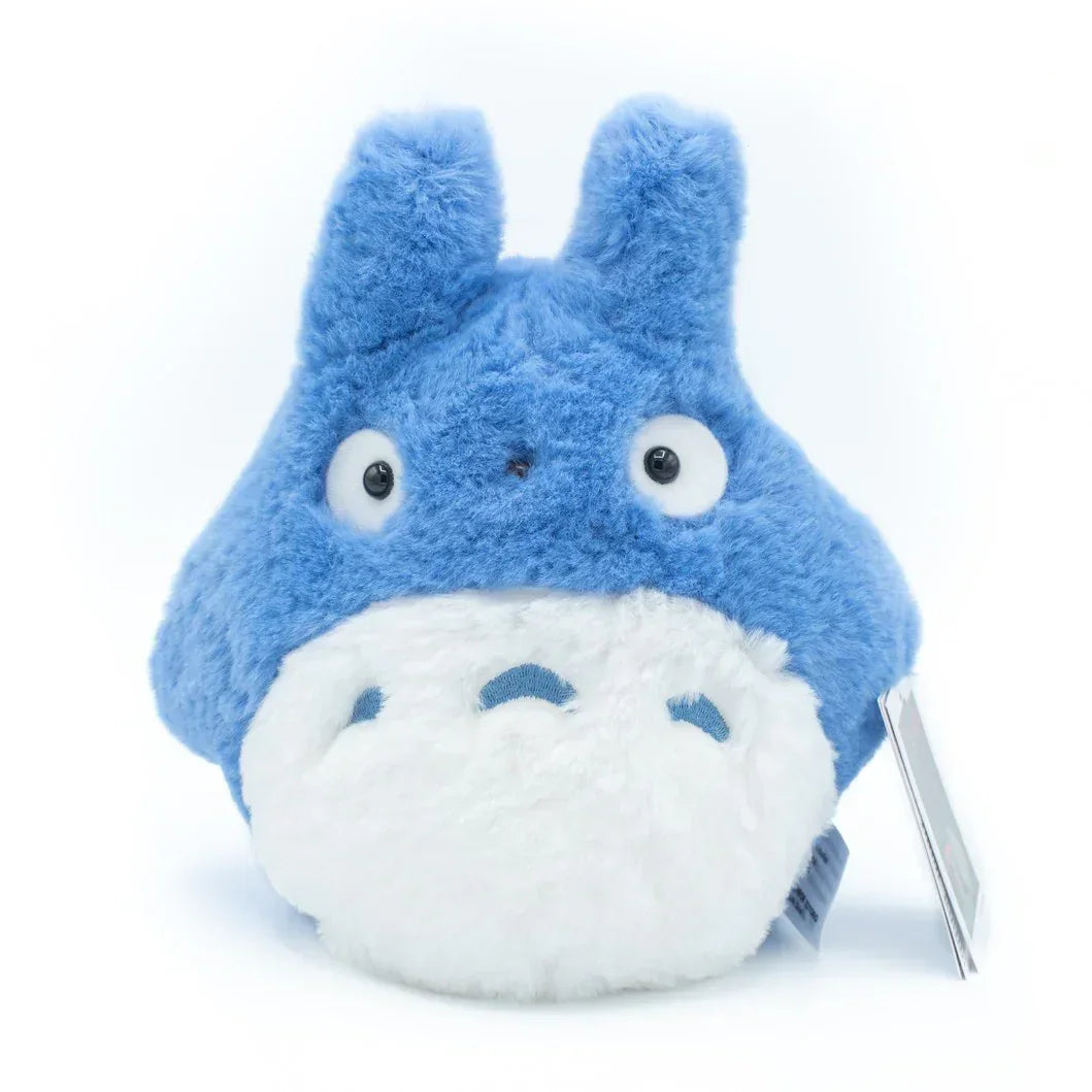 Blaues Plüschtier in Form eines Totoro Kopfes mit weißem Bauchbereich