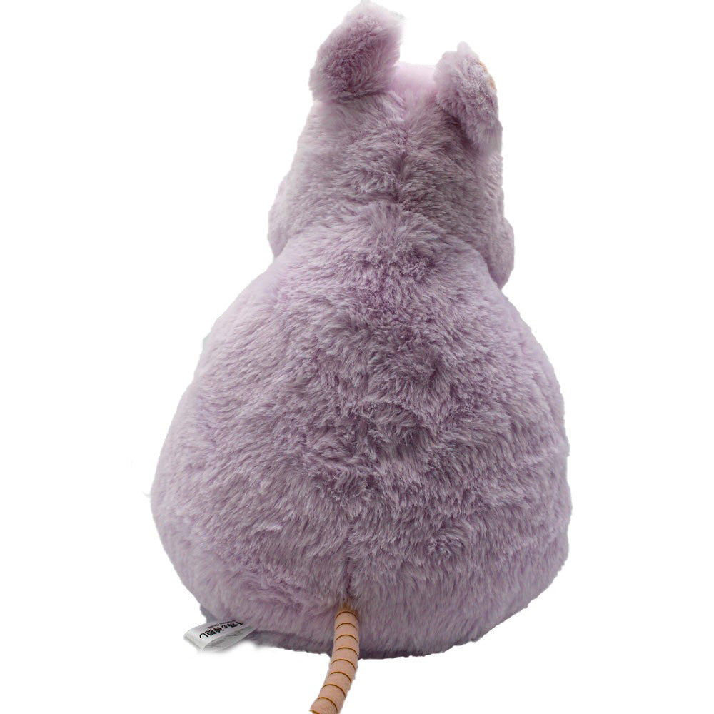 Rueckansicht eines flauschigen lila Plueschtiers in Form einer Maus mit langem Schwanz