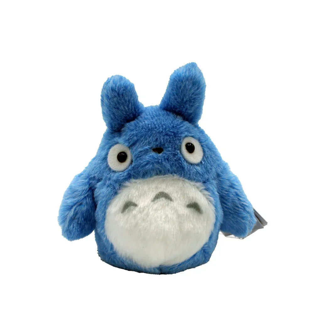 Blaues Plüschtier in Form eines kleinen Totoro mit weißem Bauch