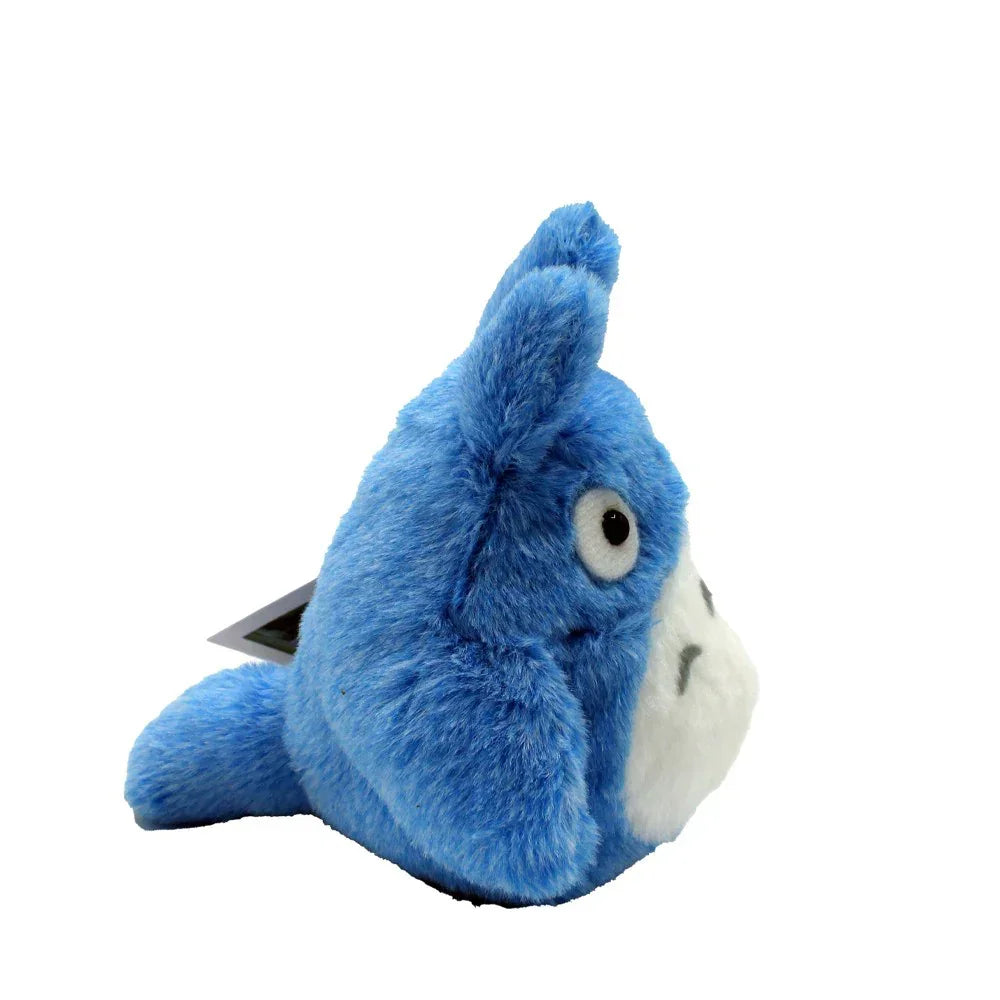 Blaues Plüschtier in Totoro Form von der Seite gesehen