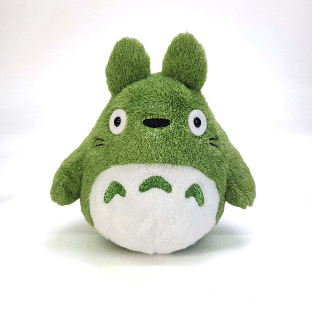 Gruenes Totoro Plueschtier mit weissem Bauch vor weissem Hintergrund