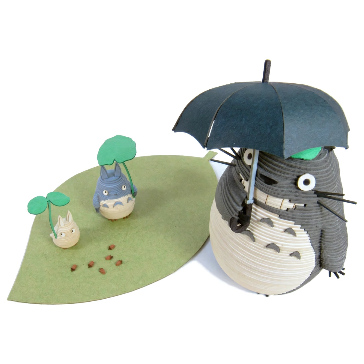 Totoro mit Regenschirm, kleiner Totoro mit Blatt auf grünem Blatt