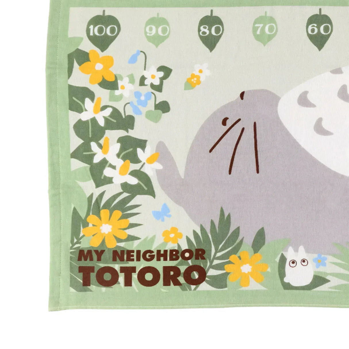 Messlatte mit Totoro Motiv und Blumen auf hellgrünem Hintergrund