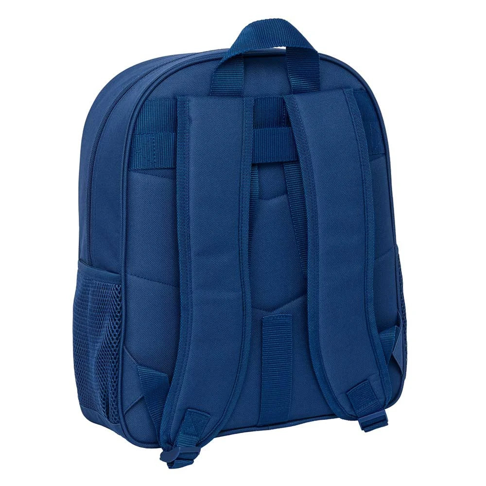 Rückseite eines marineblauen Rucksacks mit gepolsterten Trägern und Netzseitentasche