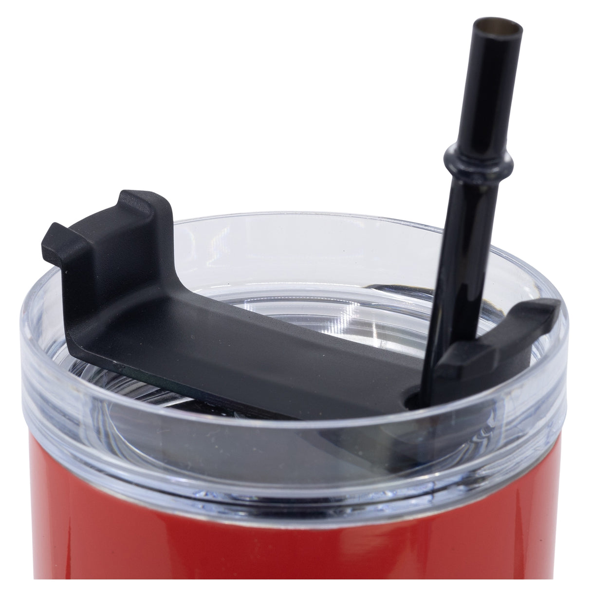 Roter Trinkbecher mit transparentem Deckel und schwarzem Trinkhalm