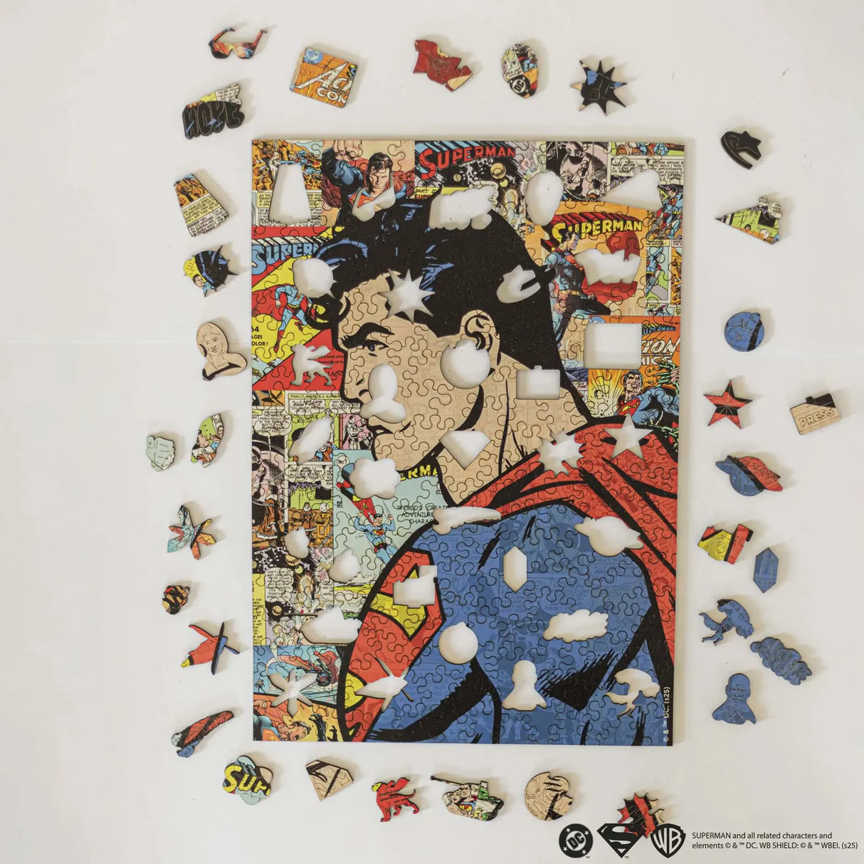 Superman-Puzzle mit Comic-Hintergrund und verstreuten Puzzleteilen