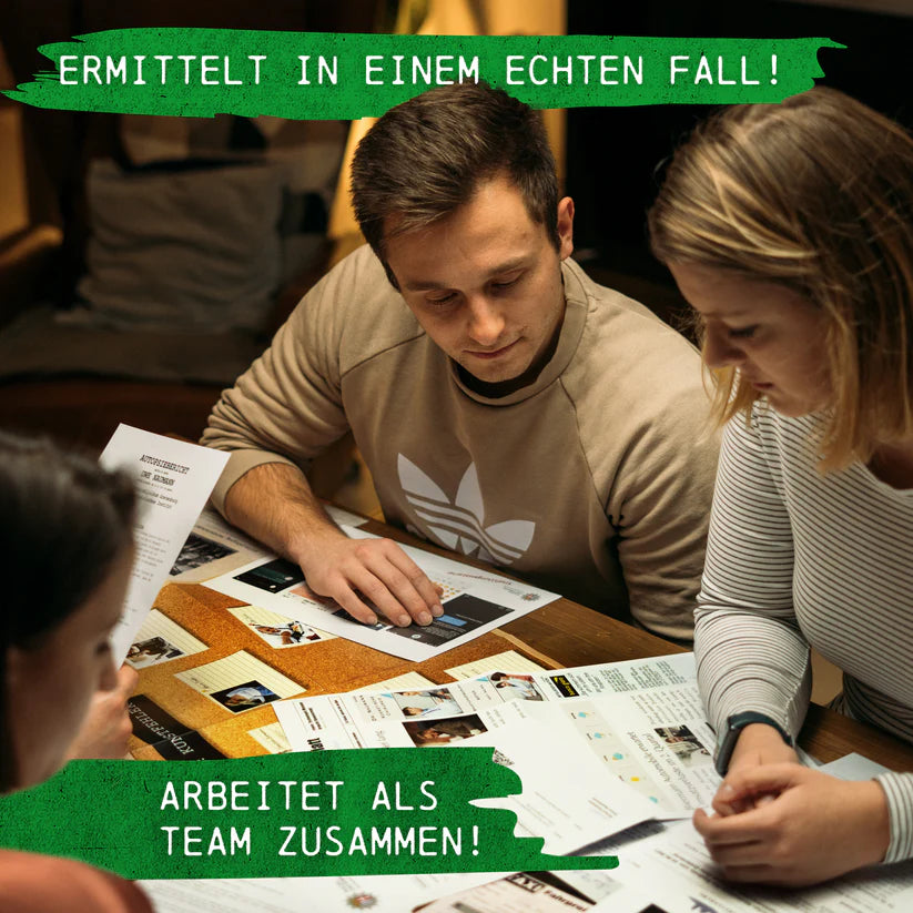 Drei Personen sitzen an einem Tisch und untersuchen Dokumente und Fotos