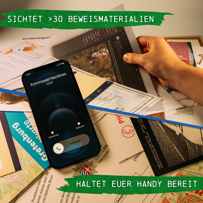 Hand hält Dokumente über einem Tisch mit einem Smartphone, das einen Anruf von Kommissar Hecklmei anzeigt
