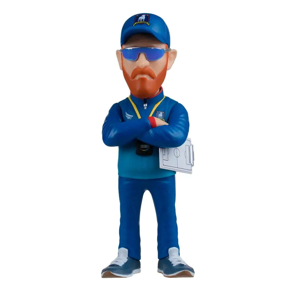 Figur eines Fußballtrainers mit rotem Bart, Sonnenbrille, blauer Kappe und Trainingsanzug