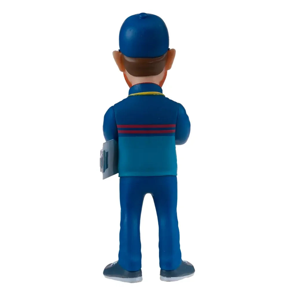 Rückansicht einer Figur in blauer Uniform mit Mütze und Klemmbrett