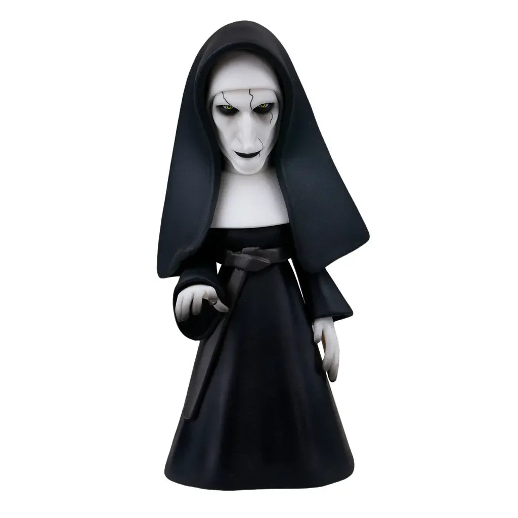 Sammelfigur der Nonne Valak mit schwarzem Habit und weißem Gesicht vor weißem Hintergrund