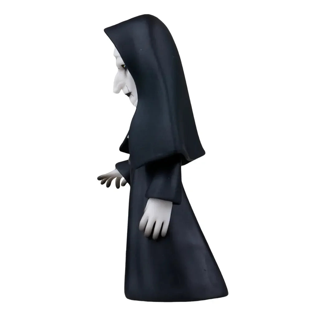 Sammelfigur der Nonne Valak aus The Conjuring in Seitenansicht