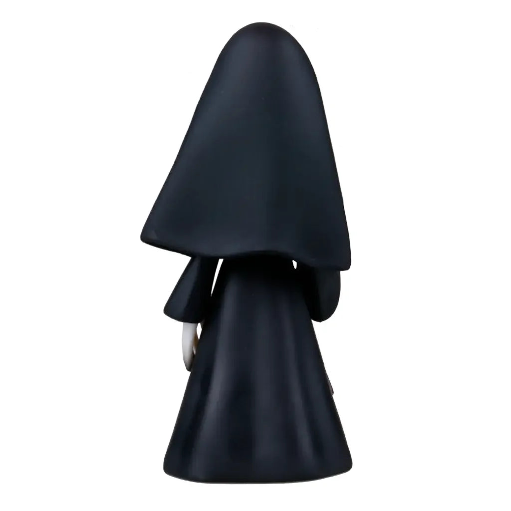 Rueckansicht einer Nonnenfigur mit schwarzem Habit und Schleier