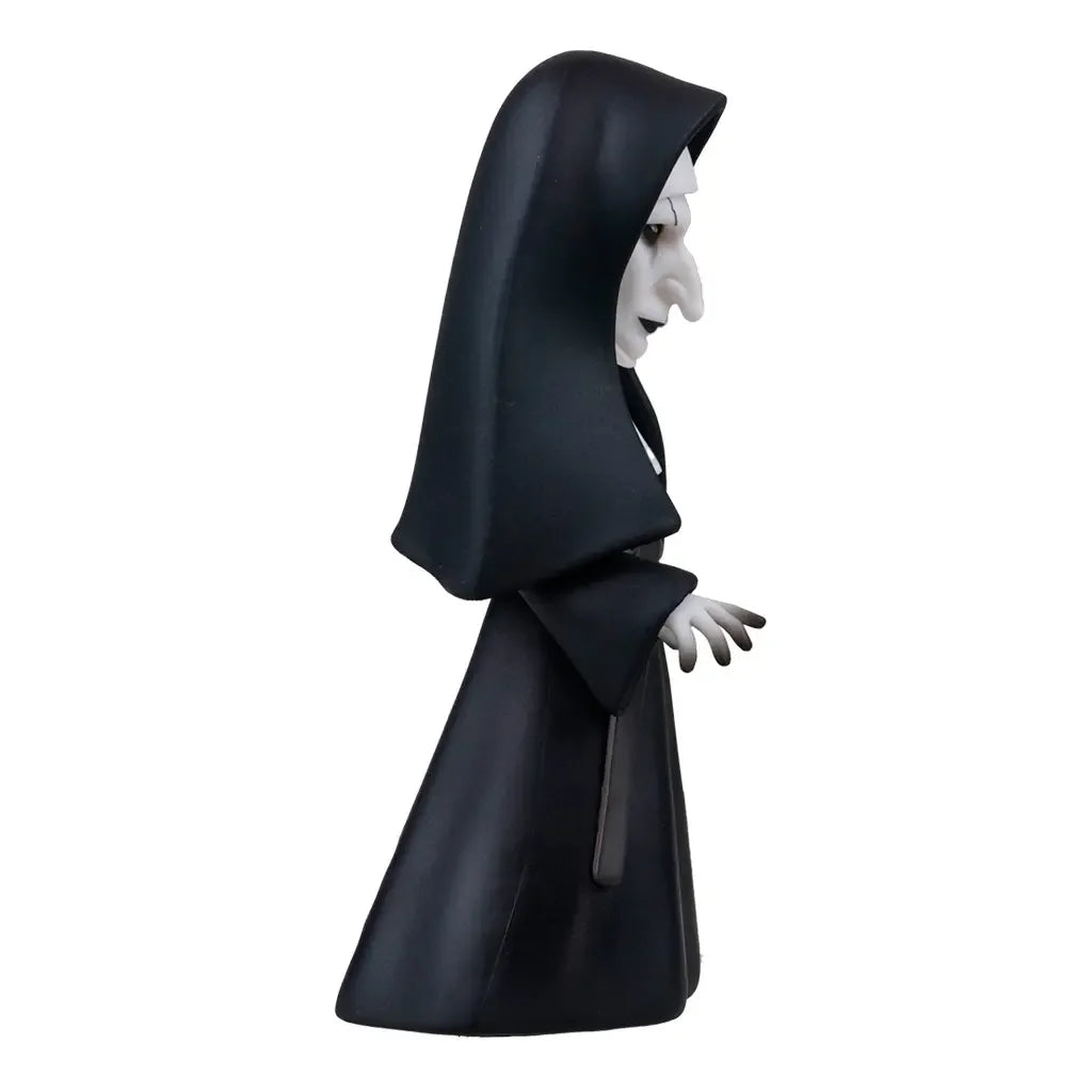 Sammelfigur der Nonne Valak in schwarzem Habit von der Seite gesehen