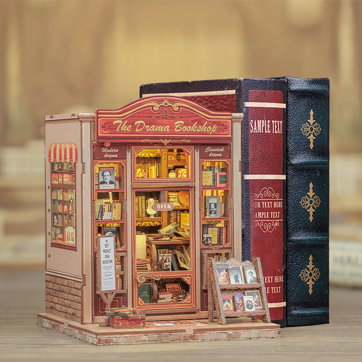 Miniatur-Buchhandlung mit beleuchteten Regalen und zwei großen Büchern im Hintergrund