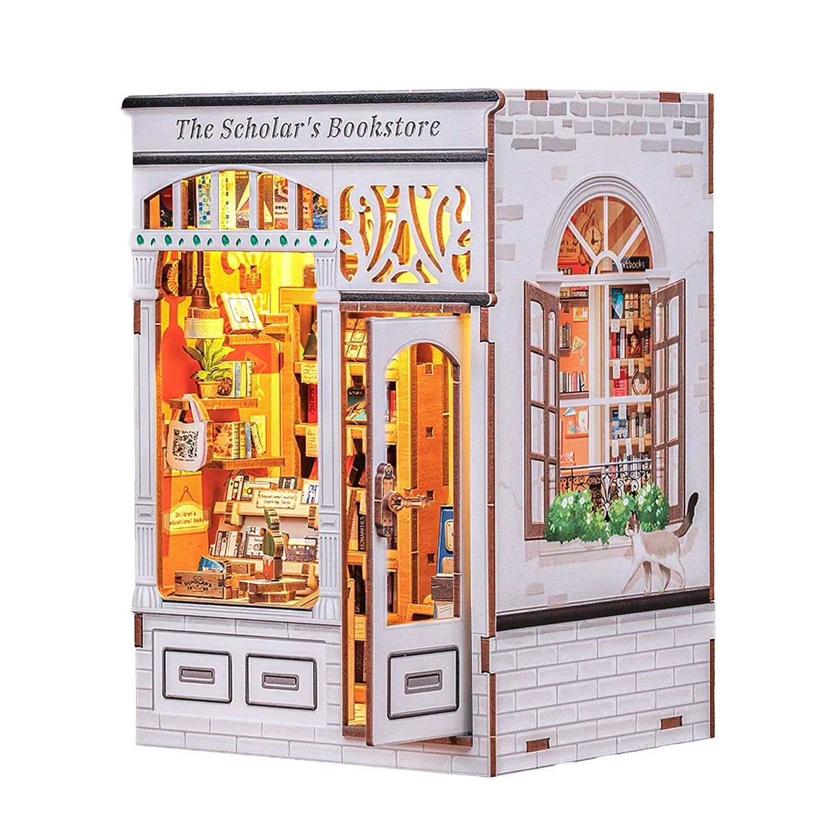 Miniatur-Buchladen-Diorama mit beleuchtetem Interieur, Regalen voller Bücher, offener Tür und Katze auf dem Fenstersims