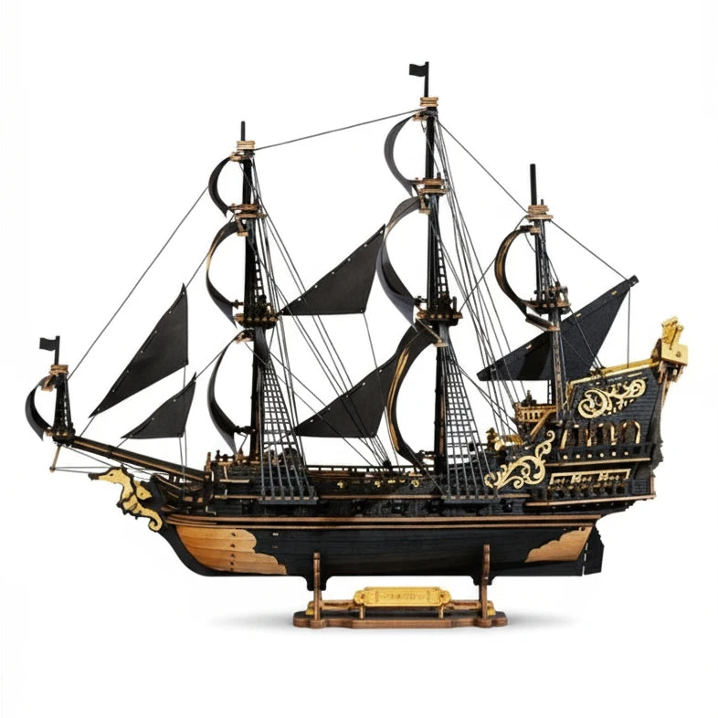 Modell eines historischen Segelschiffs mit schwarzen Segeln und goldenen Verzierungen auf einem Holzständer