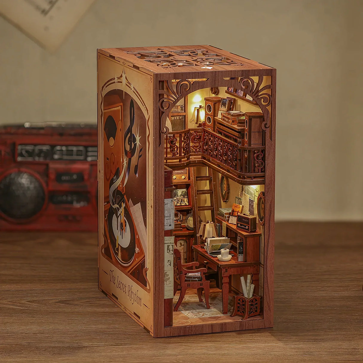 Miniatur-Holzhaus mit mehreren Etagen, Treppen, Möbeln und Beleuchtung