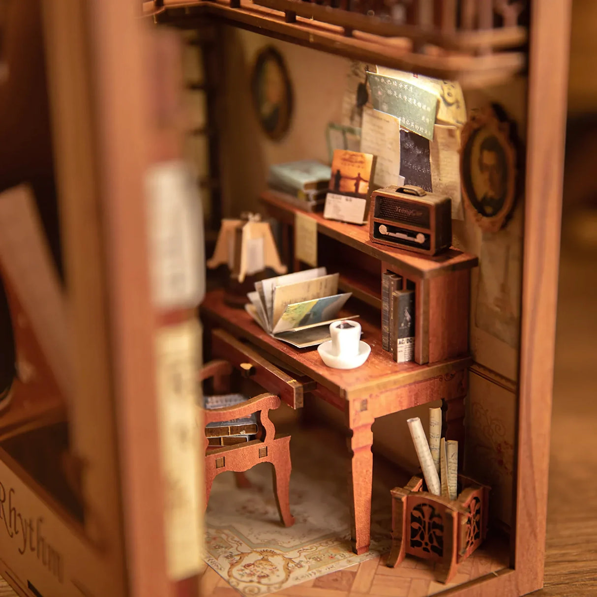 Miniatur-Arbeitszimmer mit Schreibtisch, Büchern, Radio und Teetasse