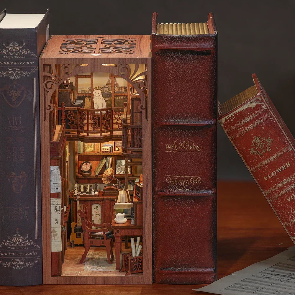 Miniatur-Bücherregal-Einsatz mit Katze, Möbeln und Büchern
