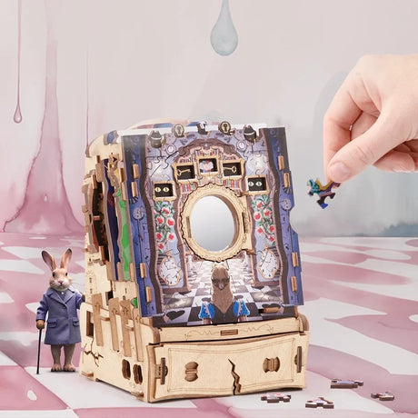 Hand platziert Puzzleteil in Alice im Wunderland-Spiegel-Puzzle neben weißem Kaninchen