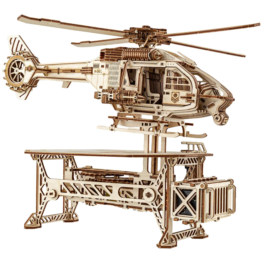 Hölzernes Hubschraubermodell auf einem Ständer