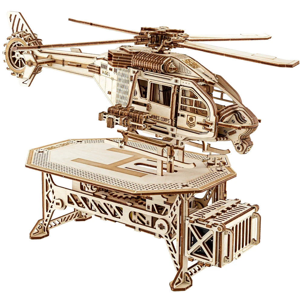 Hubschrauber-Modell aus Holz auf einer Landeplattform