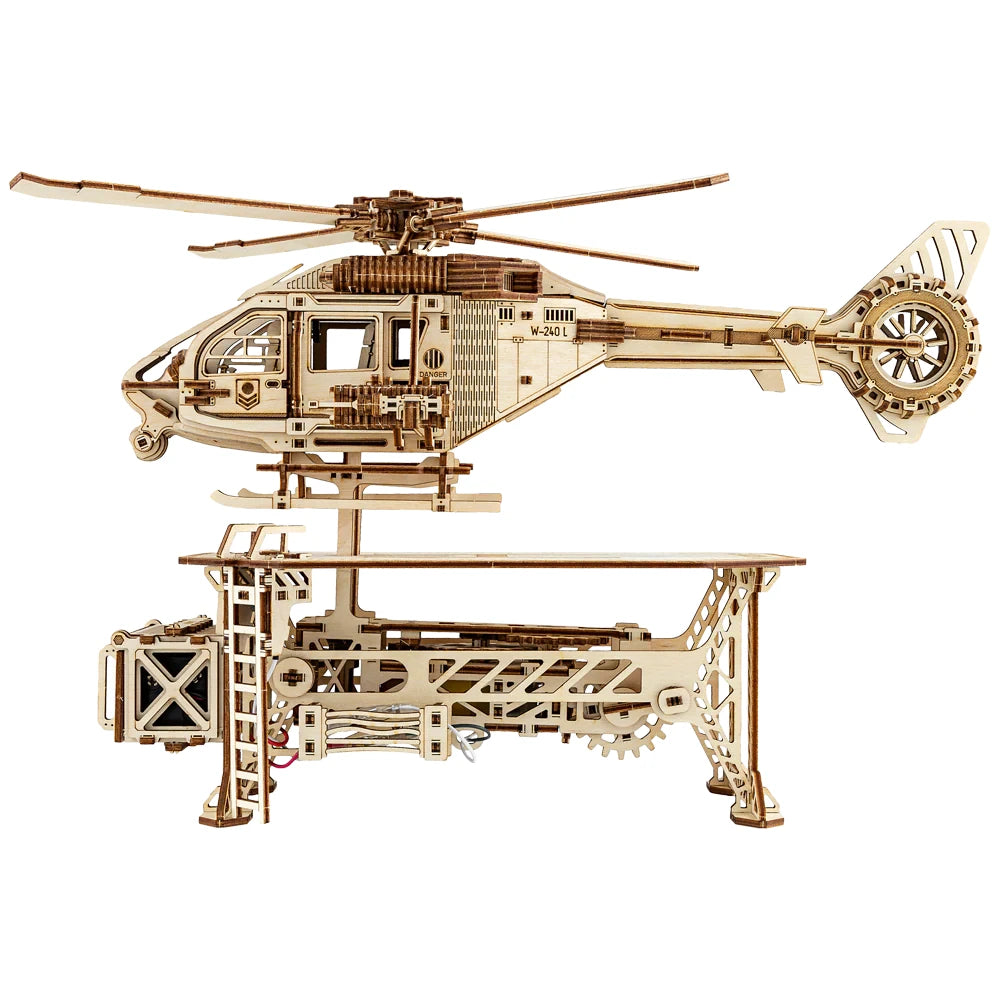 Hölzernes Hubschraubermodell auf einem Ständer