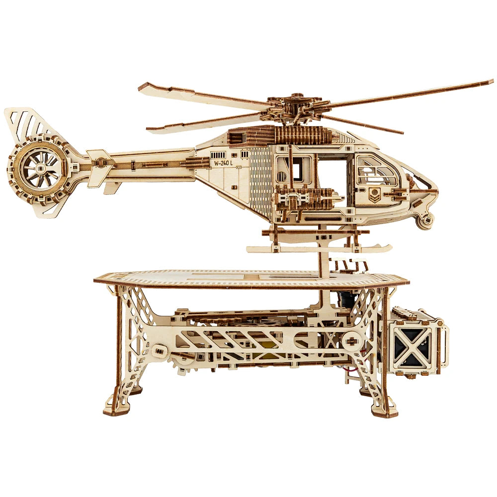 Hölzernes Hubschraubermodell auf einem Ständer