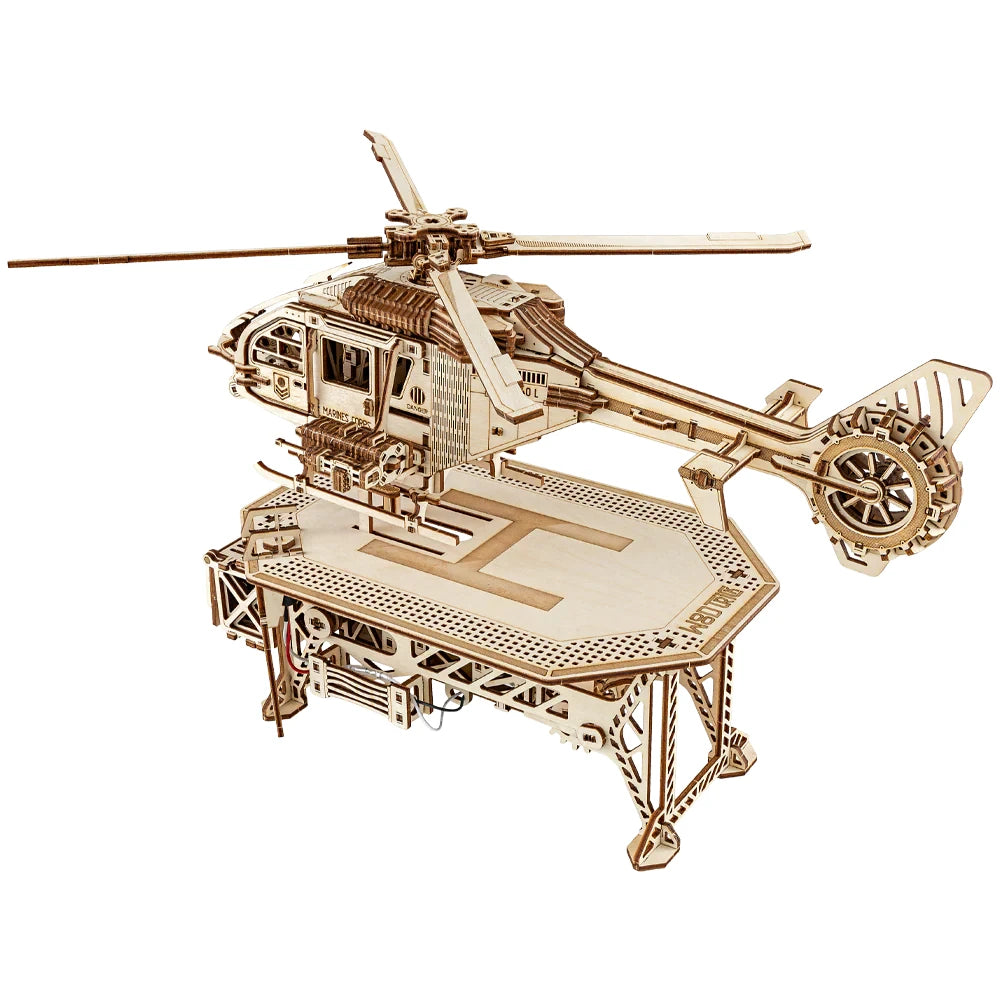 Hölzernes Hubschraubermodell auf einer Landeplattform
