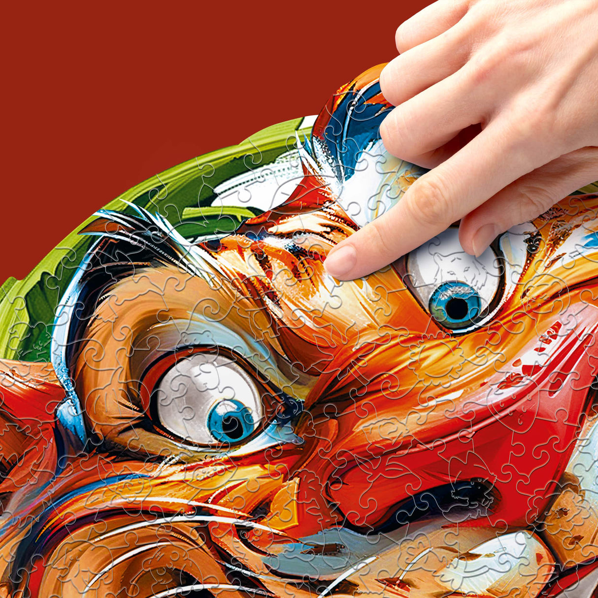 Eine Hand legt ein Puzzleteil in ein farbenfrohes Puzzle mit einem Löwenkopf