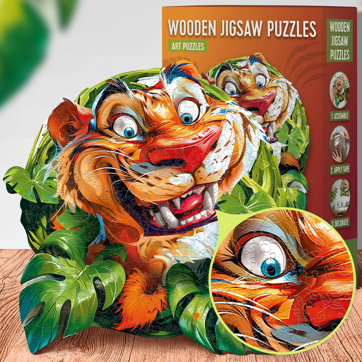 Holzpuzzle mit einem Tigergesicht umgeben von Blättern und einer Nahaufnahme des Tigerauges