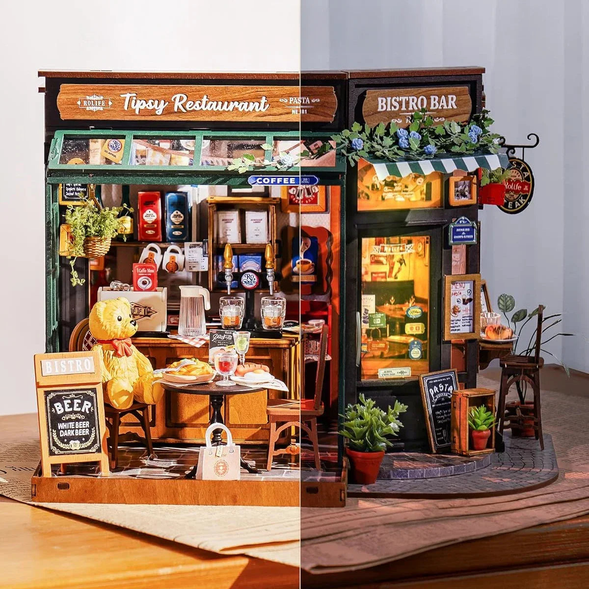 Miniatur-Modell eines Restaurants und einer Bar, mit Teddybär und detaillierter Einrichtung