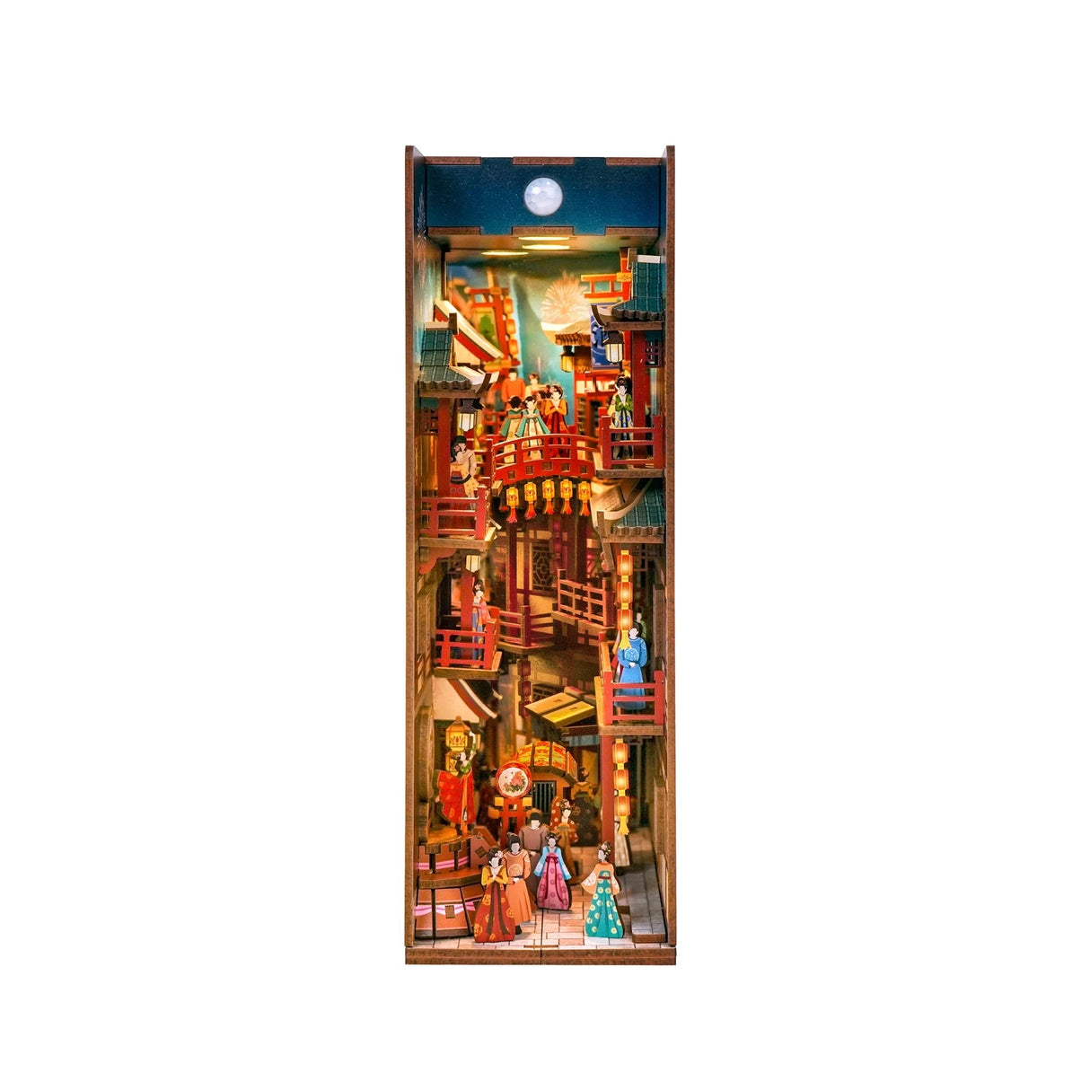 Miniatur-Bücherregal-Einsatz mit beleuchteter chinesischer Straße bei Nacht und Figuren in traditioneller Kleidung