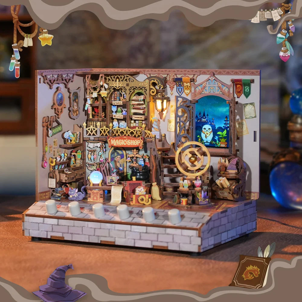 Miniatur-Zauberladen mit Tränken, Büchern und einer Eule im Fenster