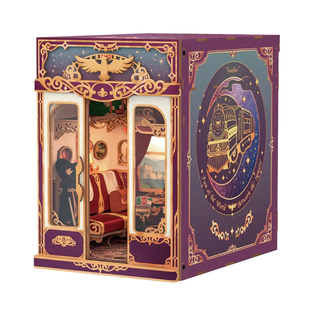 Miniatur-Diorama eines Zugabteils mit lila und goldenen Verzierungen