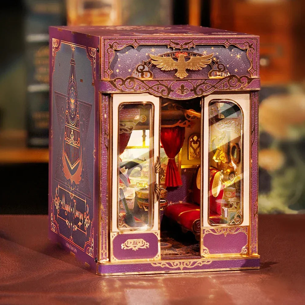 Lila Miniatur-Diorama eines Zugabteils mit roten Vorhängen und goldenen Verzierungen