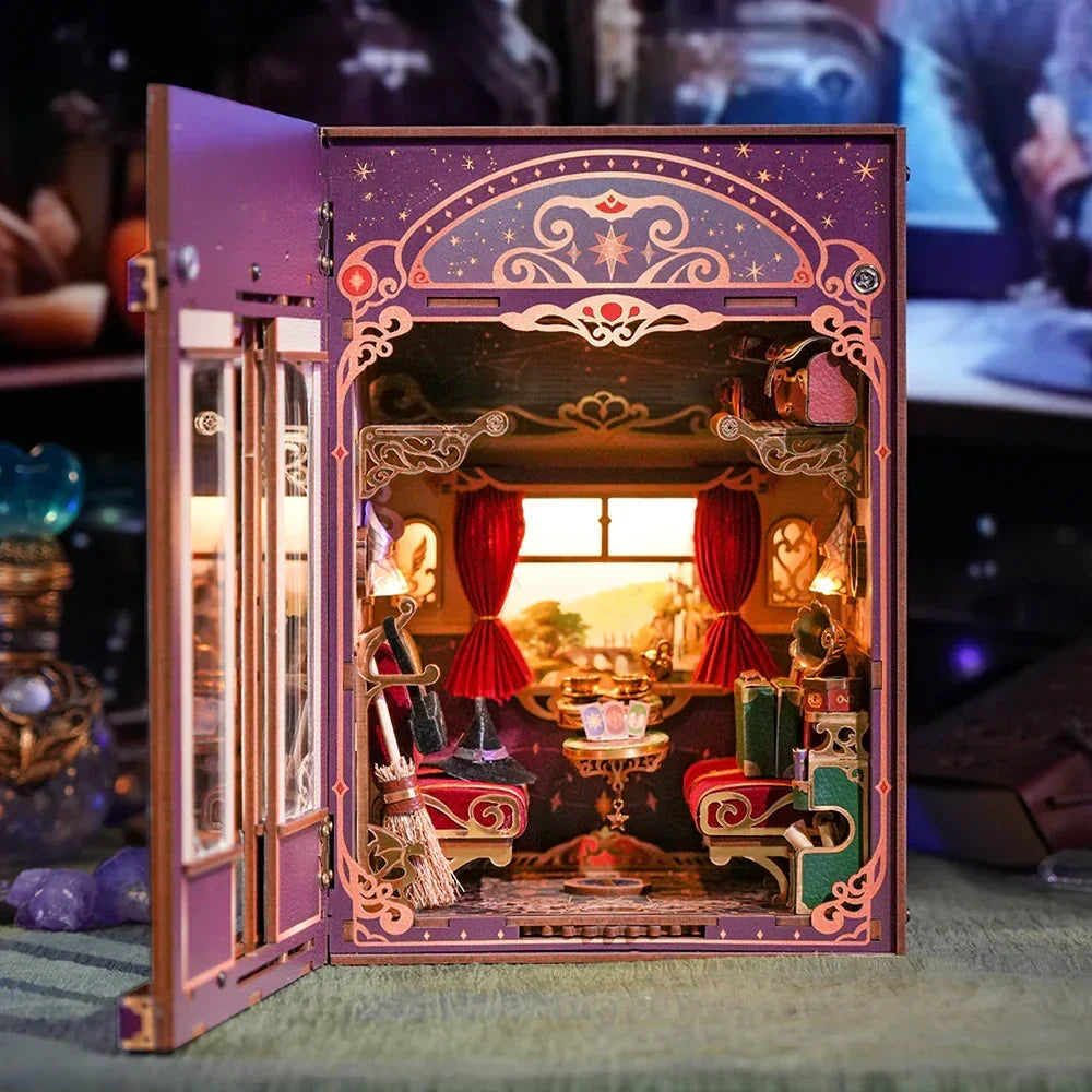 Miniatur-Hexenhaus mit lila Wänden, roten Vorhängen, Besen und Hexenhut