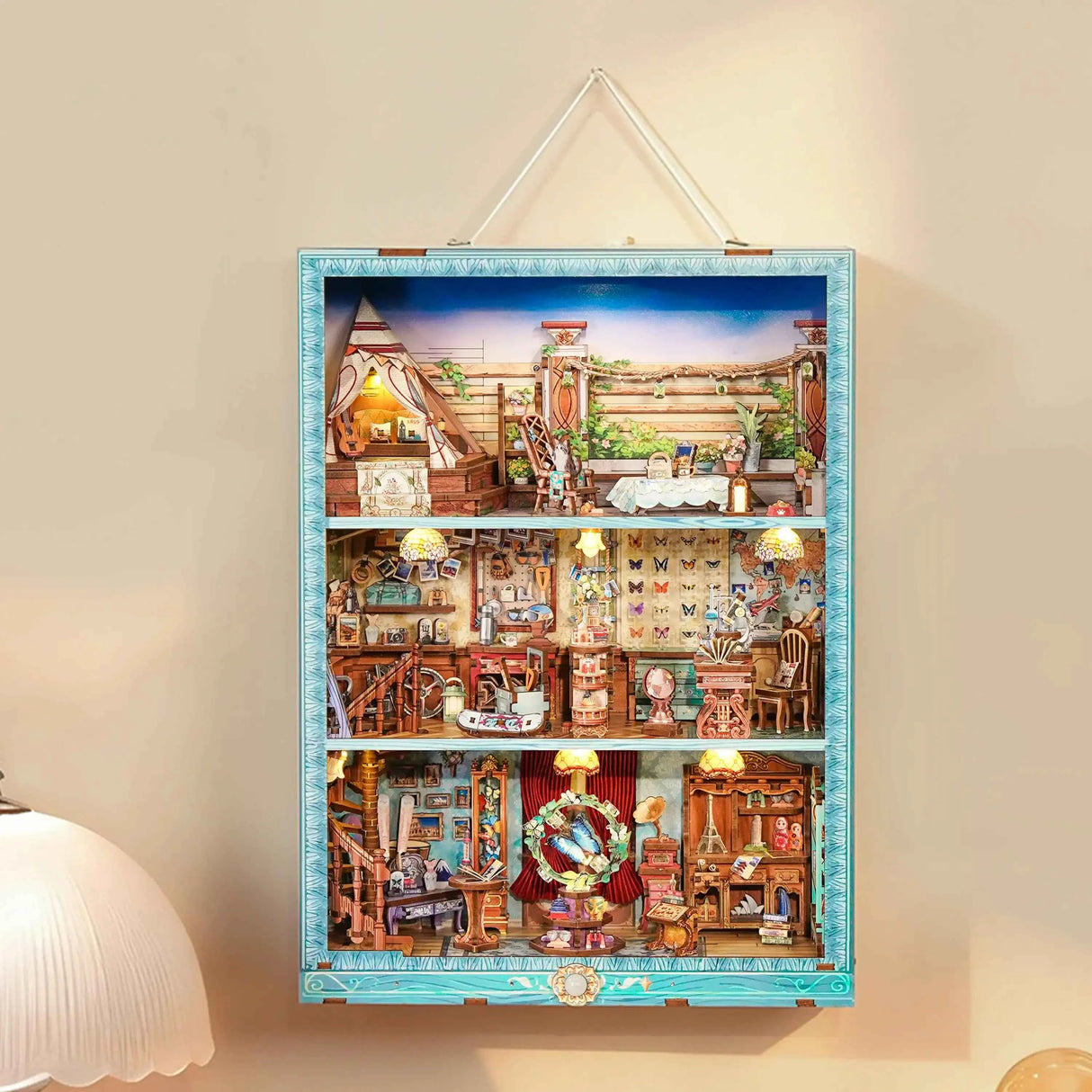 Ein dreistöckiges Miniatur-Puppenhaus mit detaillierten Möbeln und Dekorationen