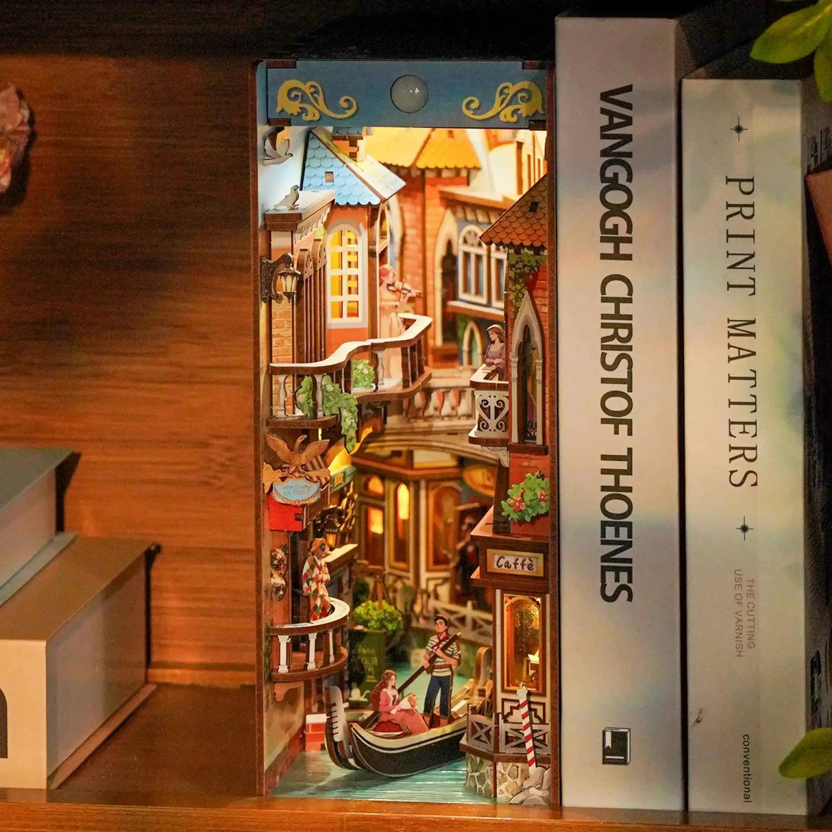 Miniatur-Diorama einer venezianischen Gasse mit Gondel und beleuchteten Häusern