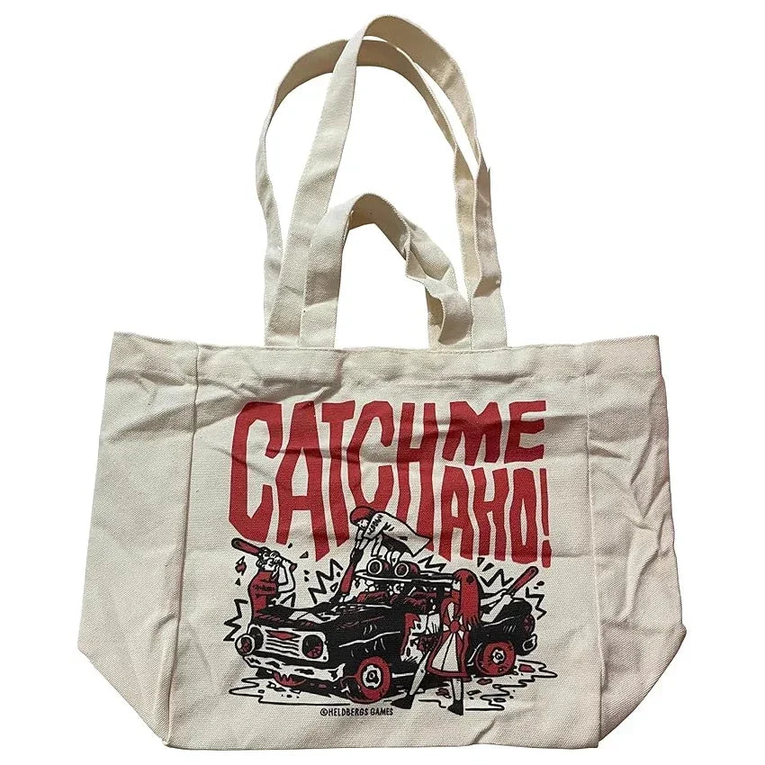 Beige Tragetasche mit rotem Text Catch Me If You Can und Cartoon-Illustration eines Autos und zweier Figuren