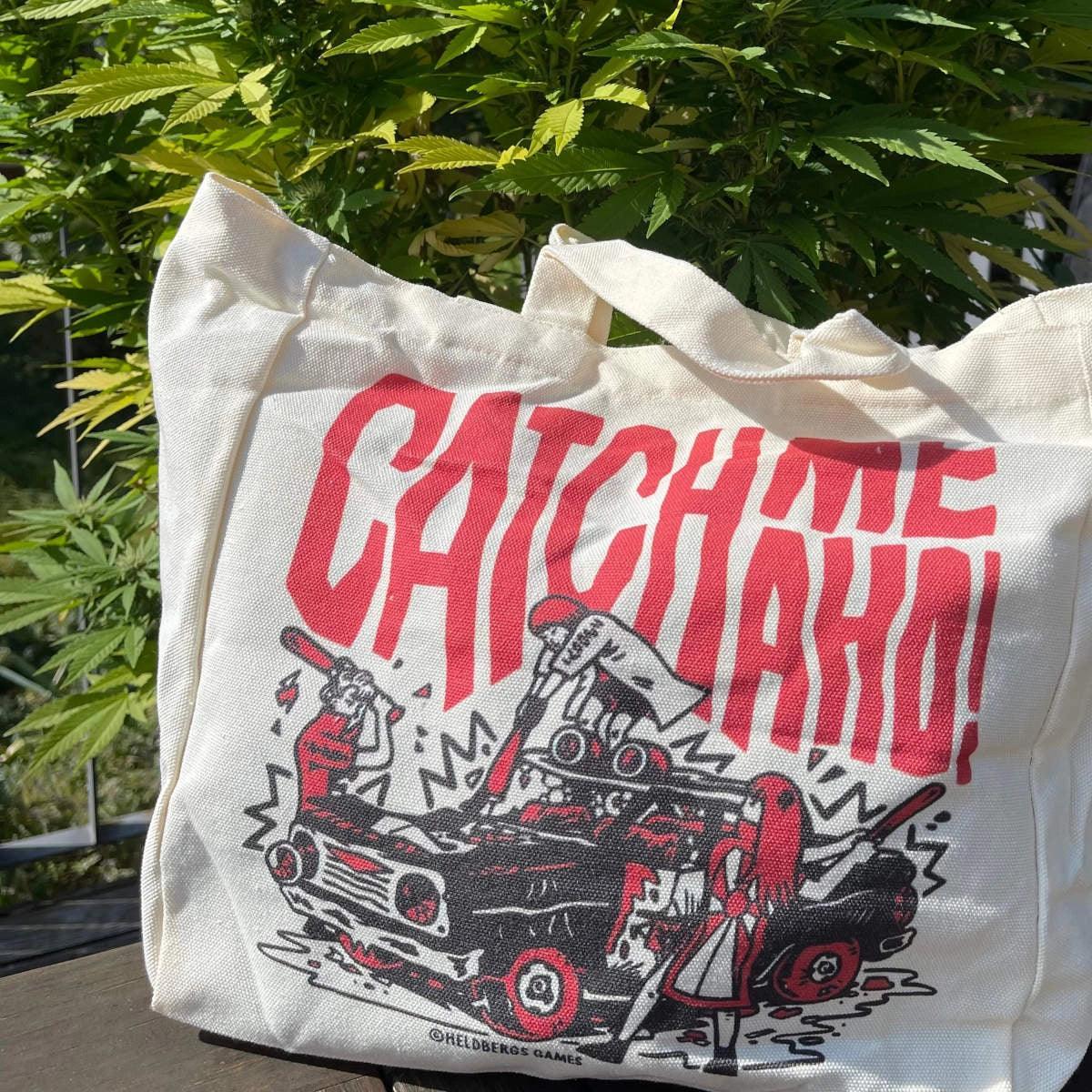 Stofftasche mit rotem Aufdruck Catch Me If You Can und einem Auto mit Axt und Baseballschläger