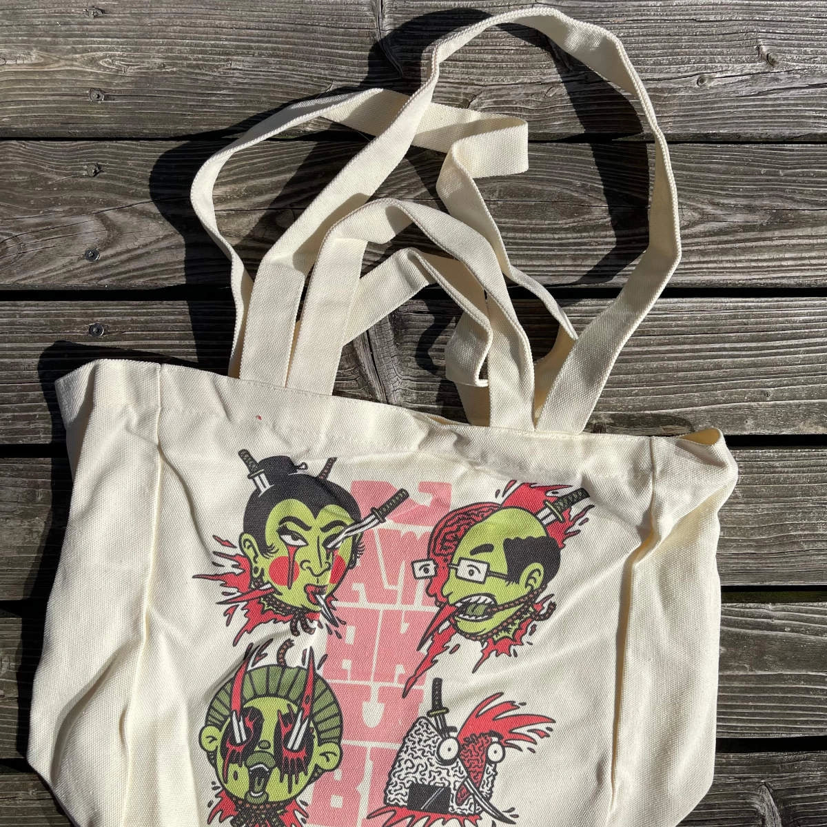 Stofftasche mit vier gruseligen, blutigen Köpfen und Schwertern