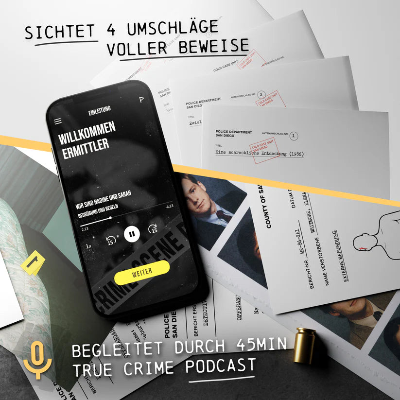 Ein Smartphone zeigt einen True-Crime-Podcast, umgeben von vier Umschlägen mit Beweismitteln und einer Patronenhülse